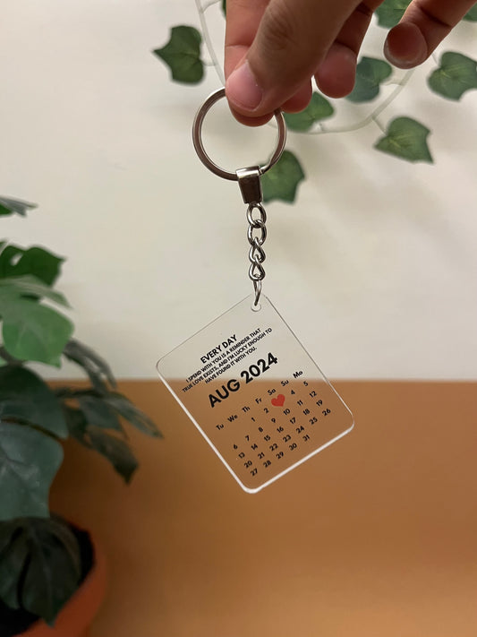 سلسلة مفاتيح على شكل تقويم